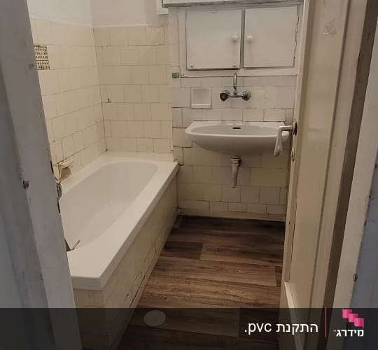 רצפת פרקט עץ בחדר אמבטיה עם אמבטיה וכיור
